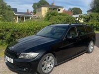 Begagnad BMW 330 245 HK (180 kW) 2009 Sapphire black Kombi