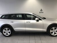 begagnad Volvo V60 CC B4 AWD B4 AWD D Adv NaviP Edt 2022 Silver