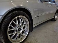Begagnad Mercedes E320 Avantgarde 224 HK (164 kW) 2002 Ljusgrå (silver) Sedan