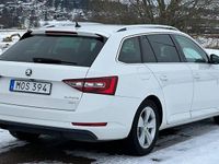 Begagnad Skoda Superb Business Line 190 HK (139 kW) 2018 Vit Kombi
