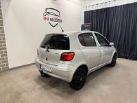 Begagnad Toyota Yaris 65 HK (47 kW) 2005 Silver Halvkombi