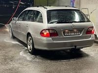 Begagnad Mercedes E240 177 HK (130 kW) 2003 Grå/silver metallic