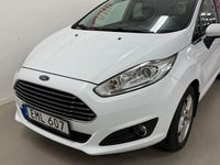 Begagnad Ford Fiesta Titanium 101 HK (74 kW) 2014 Vit Halvkombi