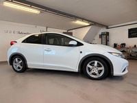 Begagnad Honda Civic Executive 150 HK (110 kW) 2012 Vit Halvkombi