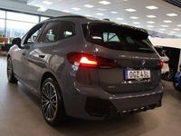 begagnad BMW 220 225 e xDrive M-Sport Elstol Massage H&K Drag 19 Leasebar 2023, Minibuss