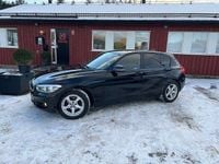 Begagnad BMW 118 Advantage 136 HK (100 kW) 2016 Svart Halvkombi