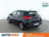 Begagnad Toyota Auris Hybrid Executive 137 HK (100 kW) 2014 Blå Halvkombi