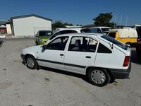 Begagnad Opel Kadett 75 HK (55 kW) 1990 Vit Halvkombi