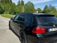 Begagnad BMW 320 184 HK (135 kW) 2012 Svart Kombi