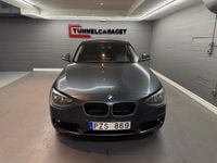 Begagnad BMW 118 Advantage 143 HK (105 kW) 2013 Grå Halvkombi