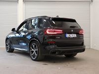 begagnad BMW X5 xDrive45e M Sport INNOVATION LUFT PANO LASER DRAG MOMS 394hk