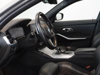 begagnad BMW 330e xDrive Touring M Sport Drag Aktiv Fartpilot HiFi