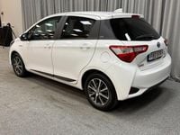Begagnad Toyota Yaris Hybrid 101 HK (74 kW) 2020 Vit Halvkombi