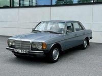 Begagnad Mercedes 230 SE 109 HK (80 kW) 1981 Ljusblå Sedan