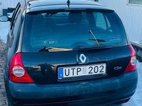 Begagnad Renault Clio II 75 HK (55 kW) 2004 Halvkombi