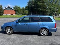 Begagnad Ford Focus Ghia 131 HK (96 kW) 2002 Blå Kombi