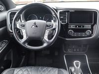 begagnad Mitsubishi Outlander P-HEV 2.4 4WD 230hk Dragkrok Skinn Backkamera Svensksåld