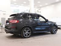 begagnad BMW X5 xDrive45e M Sport INNOVATION LUFT PANO LASER DRAG MOMS 394hk