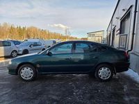 Begagnad Toyota Avensis 128 HK (94 kW) 1999 Grön Halvkombi