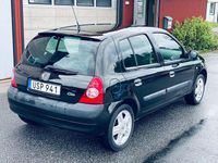 Begagnad Renault Clio II 75 HK (55 kW) 2004 Svart Halvkombi