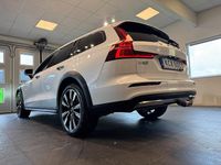 Begagnad Volvo V60 CC Momentum 198 HK (145 kW) 2022 Vit Kombi