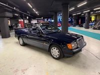 Begagnad Mercedes E300 220 HK (161 kW) 1993 Mörkblå Cab