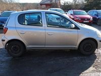 Begagnad Toyota Yaris 65 HK (47 kW) 2005 Silver Halvkombi