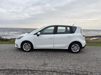 Begagnad Renault Scénic 110 HK (80 kW) 2012 Vit Minibuss