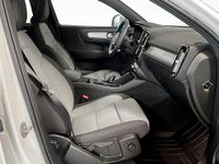 Begagnad Volvo XC40 Momentum 211 HK (155 kW) 2023 Vit SUV