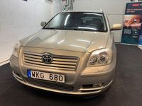 Begagnad Toyota Avensis 147 HK (108 kW) 2005 Grön Kombi