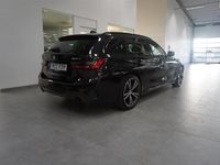 begagnad BMW 320 d xDrive Touring M Sport Drag HiFi Eluppvärmd Ratt