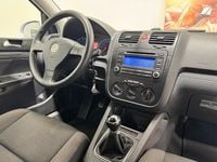 Begagnad VW Golf IV Trendline 102 HK (75 kW) 2006 Silver Halvkombi