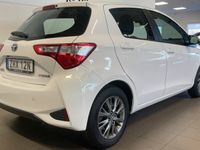 begagnad Toyota Yaris Hybrid e-CVT AUTO B-KAMERA 1 månad 2019, Halvkombi