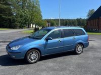 Begagnad Ford Focus Ghia 131 HK (96 kW) 2002 Blå Kombi
