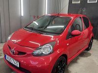 Begagnad Toyota Aygo 68 HK (50 kW) 2009 Röd Halvkombi