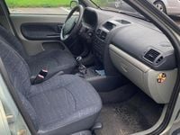 Begagnad Renault Clio II 75 HK (55 kW) 2003 Halvkombi