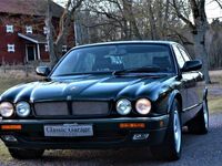 Begagnad Jaguar XJR 325 HK (239 kW) 1995 British racing green/svart skinninredning/mörk valnötsrot Sedan
