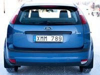 Begagnad Ford Focus 125 HK (91 kW) 2006 Blå Halvkombi
