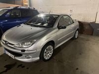 Begagnad Peugeot 206 CC 109 HK (80 kW) 2004 Silver Cab