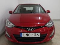 Begagnad Hyundai i20 Select 84 HK (61 kW) 2014 Röd Halvkombi