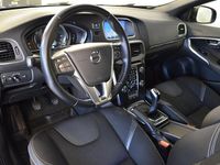 Begagnad Volvo V40 Momentum 120 HK (88 kW) 2016 Svart Halvkombi