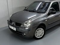 Begagnad Renault Clio II 75 HK (55 kW) 2002 Mörkgrå Halvkombi