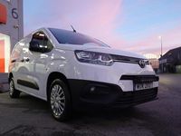 Begagnad Toyota Proace City City 131 HK (96 kW) 2023 Vit Minibuss