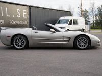 Begagnad Chevrolet Corvette 350 HK (257 kW) 1999 Light pewter metallic Cab