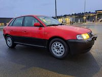 Begagnad Audi A3 Attraction 101 HK (74 kW) 1999 Röd och svart Halvkombi