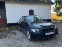 Begagnad BMW 325 218 HK (160 kW) 2005 Monacoblau Sedan