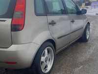 Begagnad Ford Fiesta 100 HK (73 kW) 2004 Halvkombi