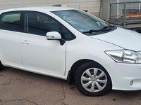 Begagnad Toyota Auris Plus 90 HK (66 kW) 2011 Vit Halvkombi