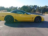Begagnad Chevrolet Corvette Z06 411 HK (302 kW) 2004 Gul med svart folierat tak. Sportkupé