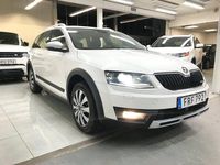 Begagnad Skoda Octavia Scout 184 HK (135 kW) 2015 Vit Kombi